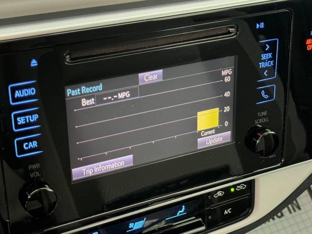 Used 2018 Toyota Corolla LE FWD image 27