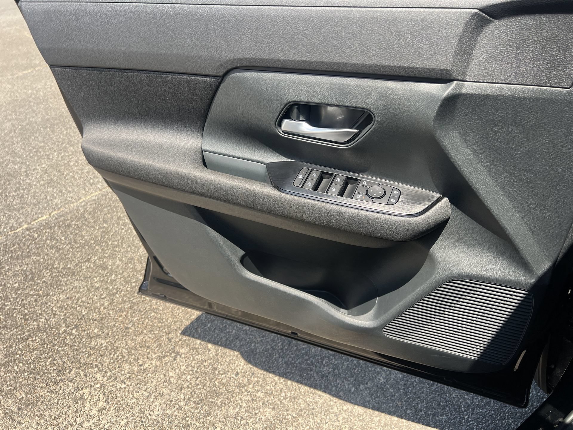 Used 2025 Nissan Kicks SV FWD image 14