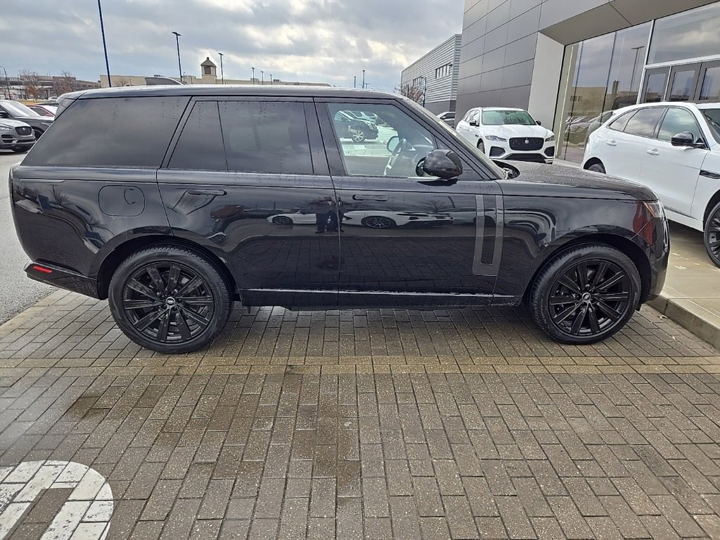 Used 2025 Land Rover Range Rover SE image 4