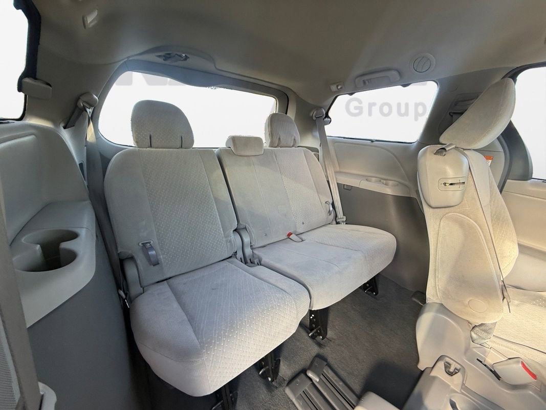 Used 2019 Toyota Sienna LE w/ Carpet Mat Package image 29