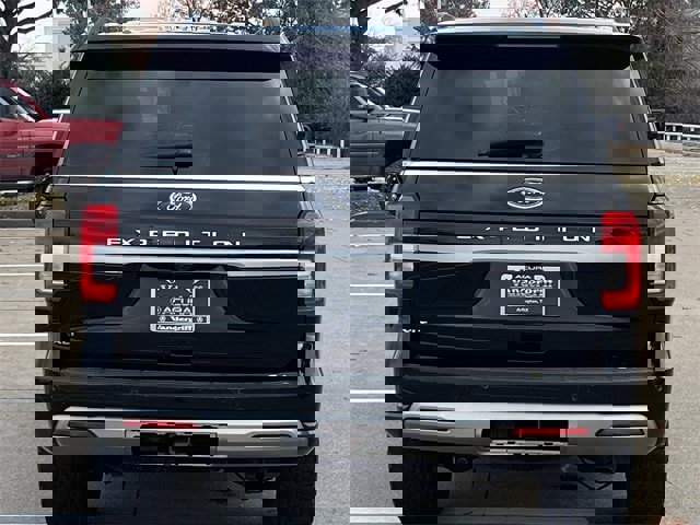 Used 2022 Ford Expedition XLT image 5