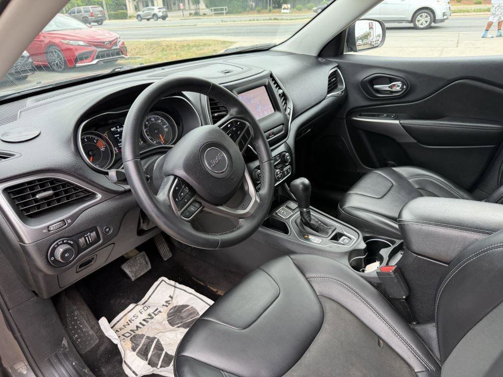 Used 2019 Jeep Cherokee Latitude Plus w/ Comfort/Convenience Group FWD image 11