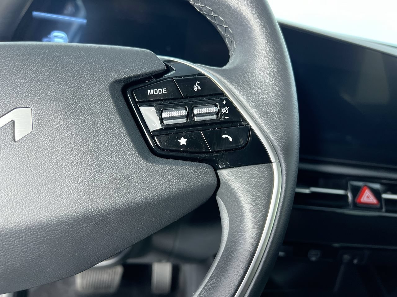 Certified 2024 Kia Niro EX FWD image 17