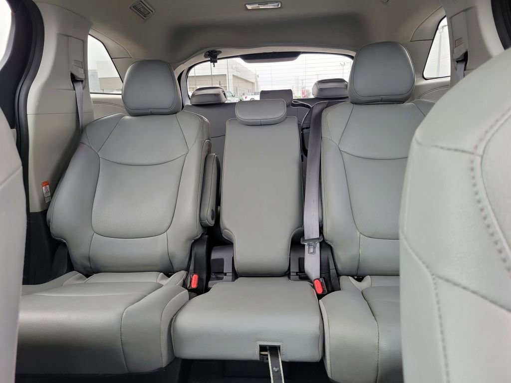 Used 2022 Toyota Sienna XLE image 17