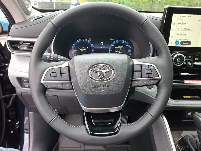 New 2025 Toyota Highlander Platinum image 17