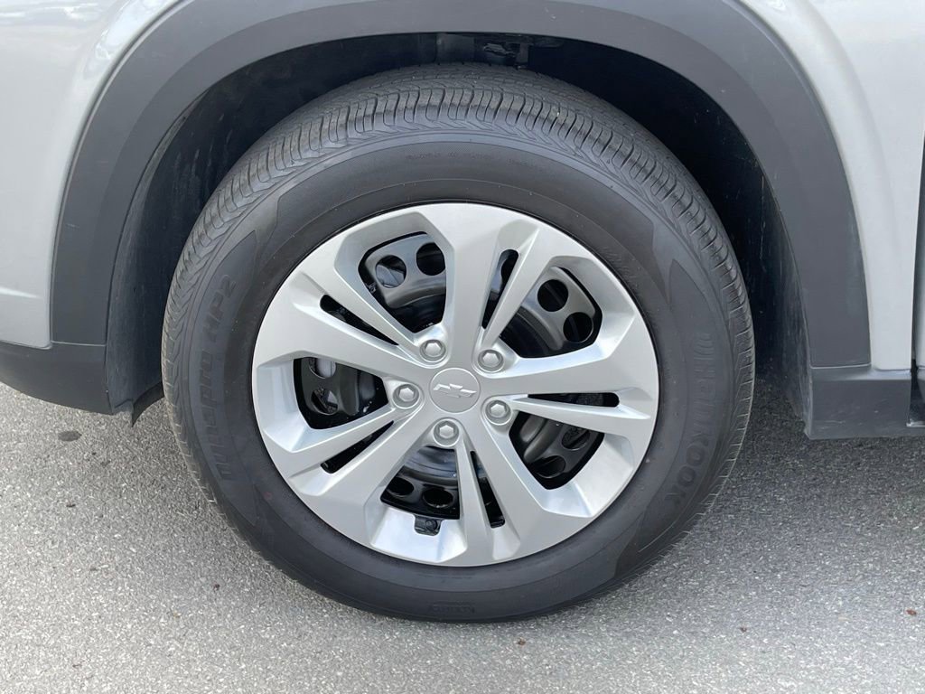 Used 2025 Chevrolet Trax LS image 32