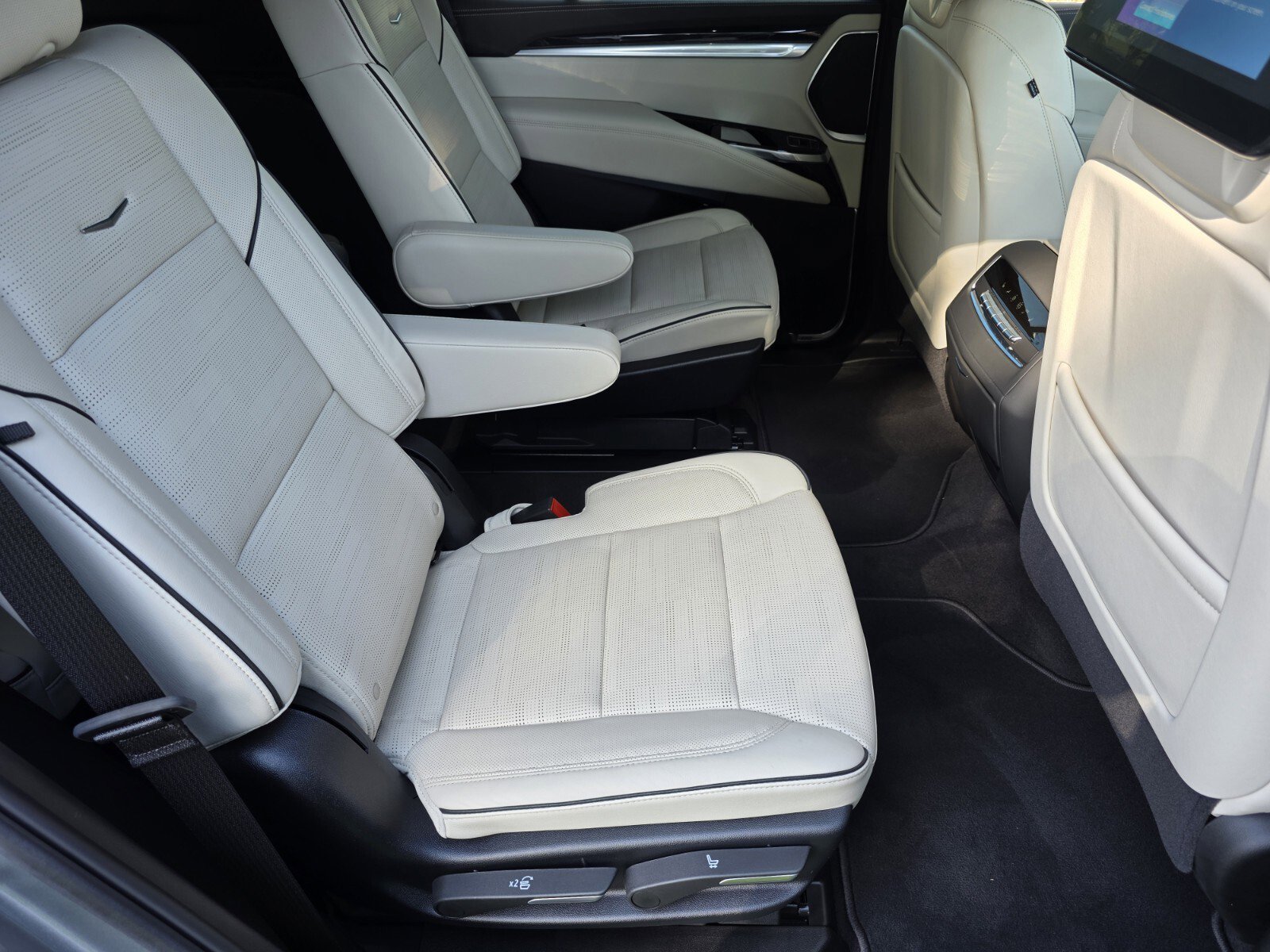 Used 2025 Cadillac Escalade Sport w/ Touring Package AWD/4WD image 5
