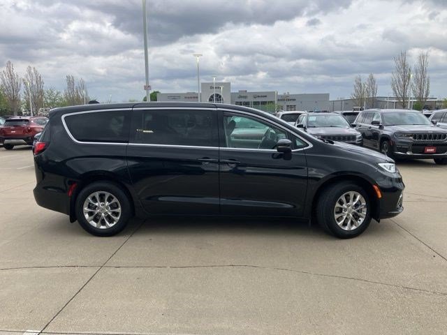 Used 2023 Chrysler Pacifica Touring-L AWD/4WD image 5