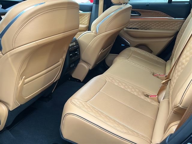 Used 2023 Jeep Grand Cherokee Summit AWD/4WD image 12
