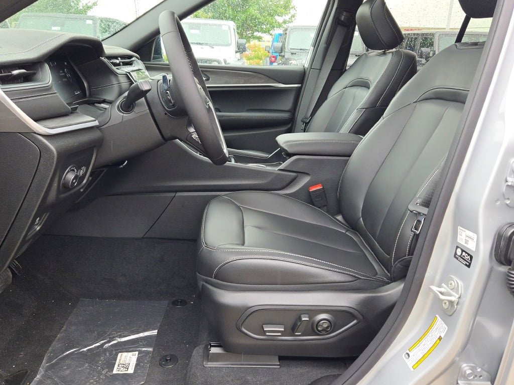 New 2025 Jeep Grand Cherokee Limited w/ MOPAR Finishing Package image 24