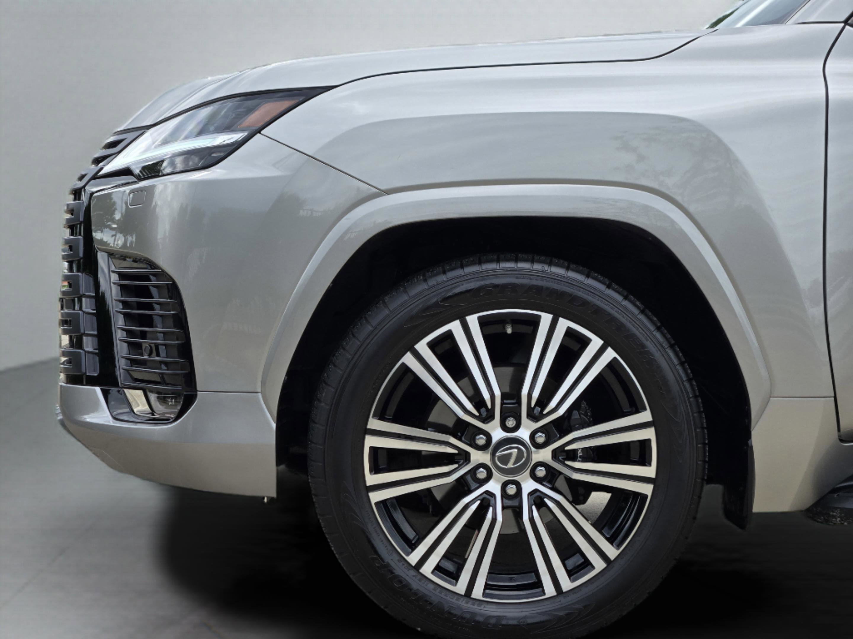 Used 2023 Lexus LX 600 4WD w/ Appearance Package image 33