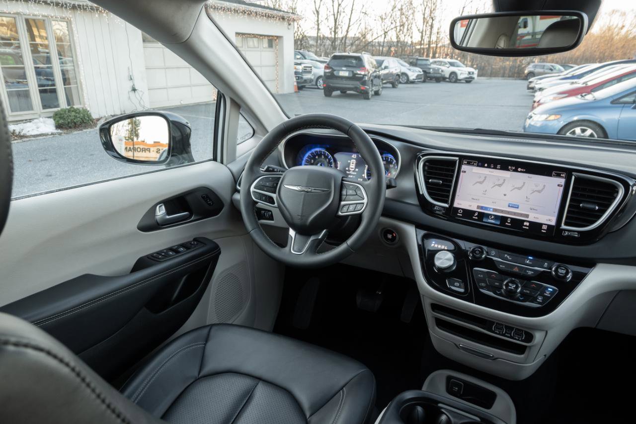 Used 2024 Chrysler Pacifica Touring-L image 26