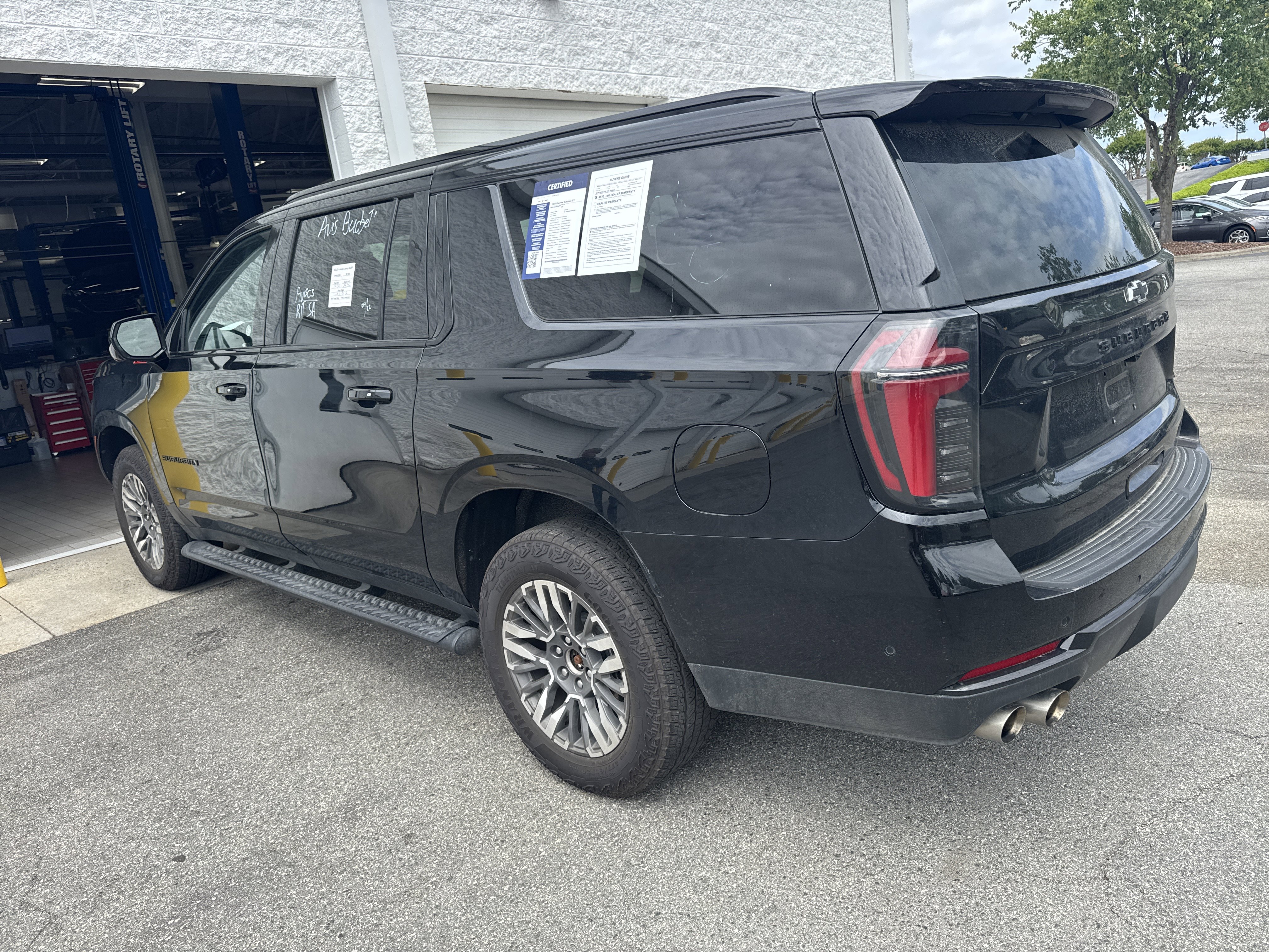 Used 2025 Chevrolet Suburban Z71 AWD/4WD image 8