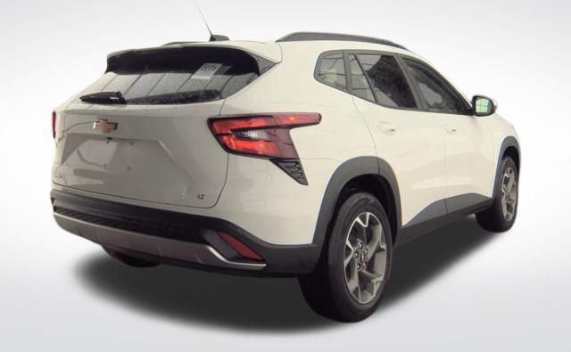 Used 2025 Chevrolet Trax LT w/ LT Convenience Package image 4