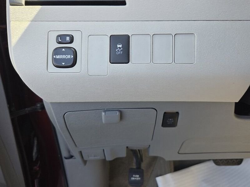 Used 2014 Toyota Sienna LE FWD image 27