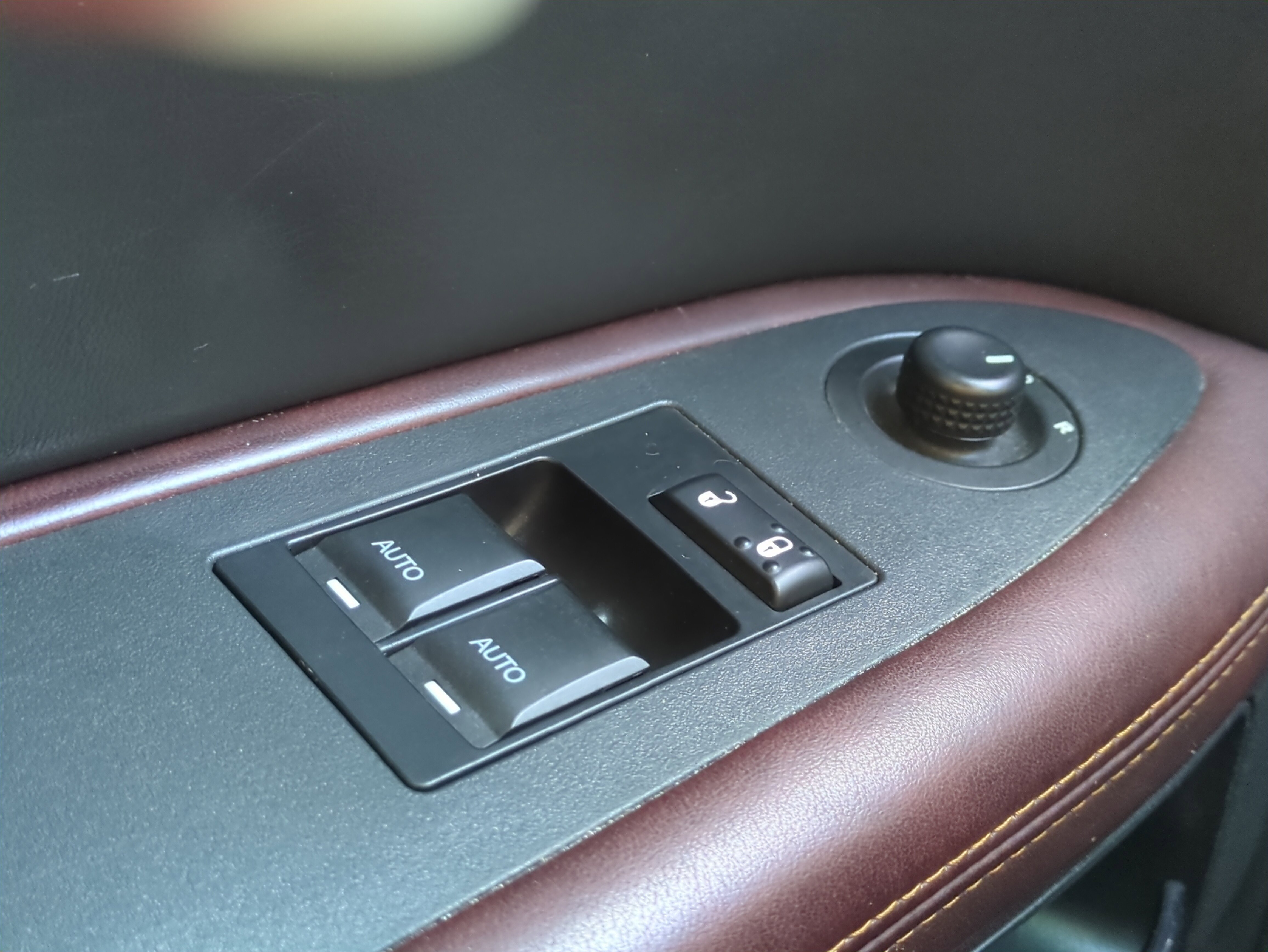 Used 2014 Dodge Challenger R/T image 24