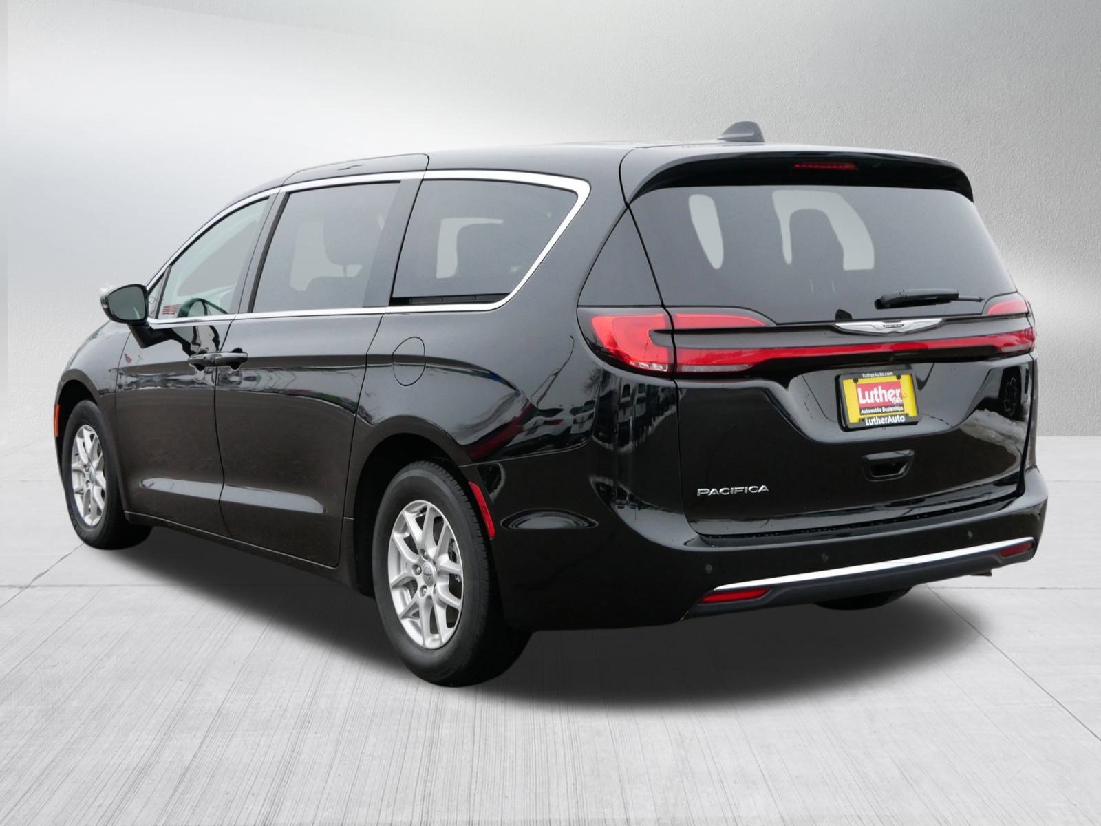 Used 2024 Chrysler Pacifica Touring-L image 5