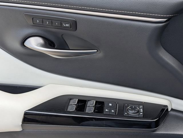 Used 2023 Lexus ES 300h F Sport image 25