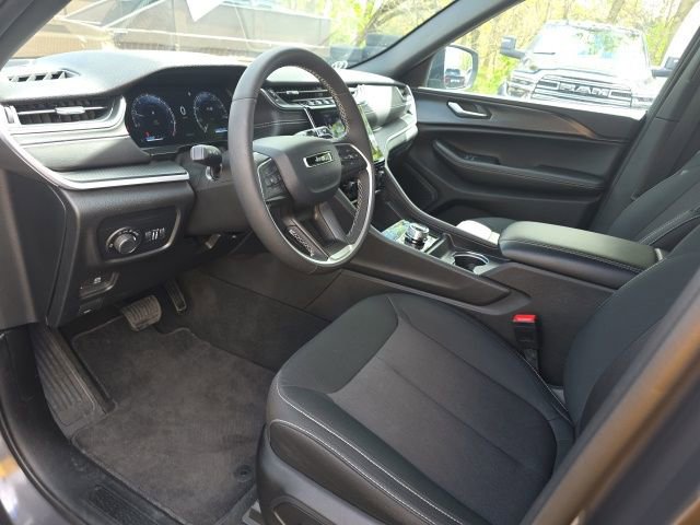 Used 2025 Jeep Grand Cherokee Laredo w/ Luxury Tech Group I image 9