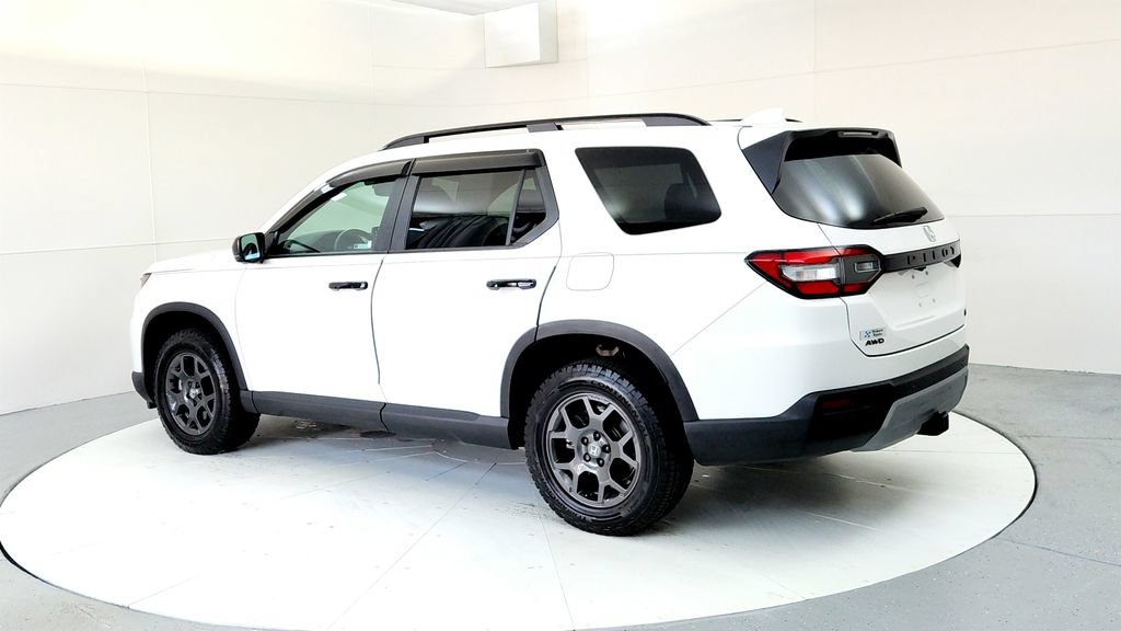 Used 2025 Honda Pilot TrailSport image 4