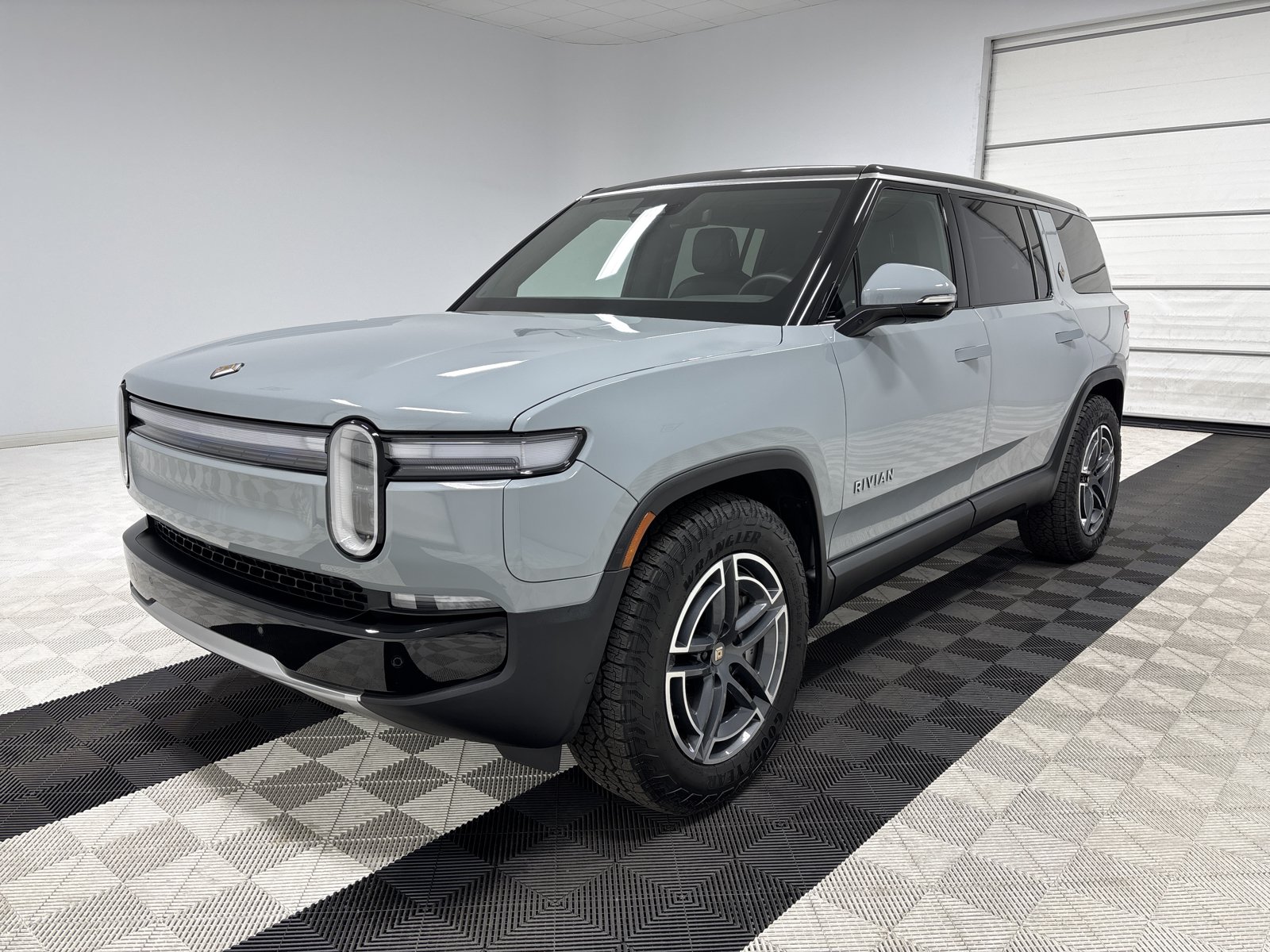 Used 2025 Rivian R1S Adventure AWD/4WD image 1