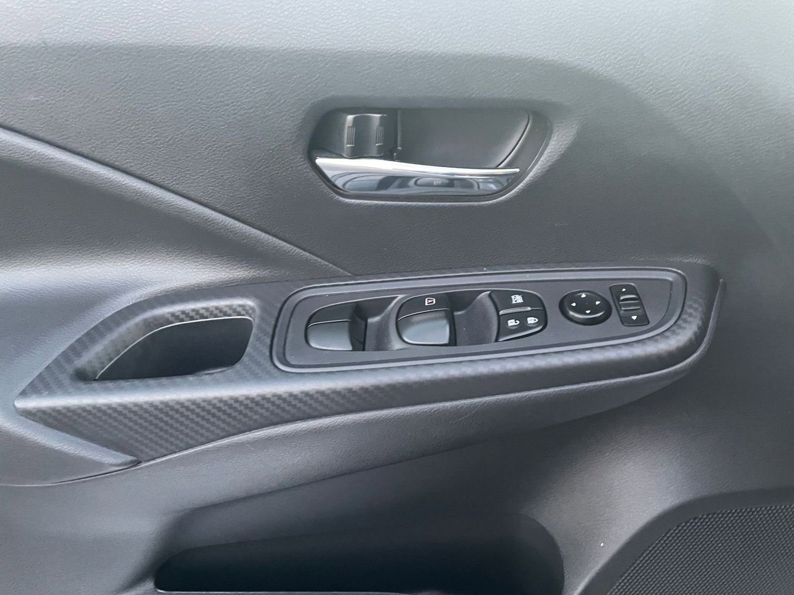 Used 2025 Nissan Versa SV image 18