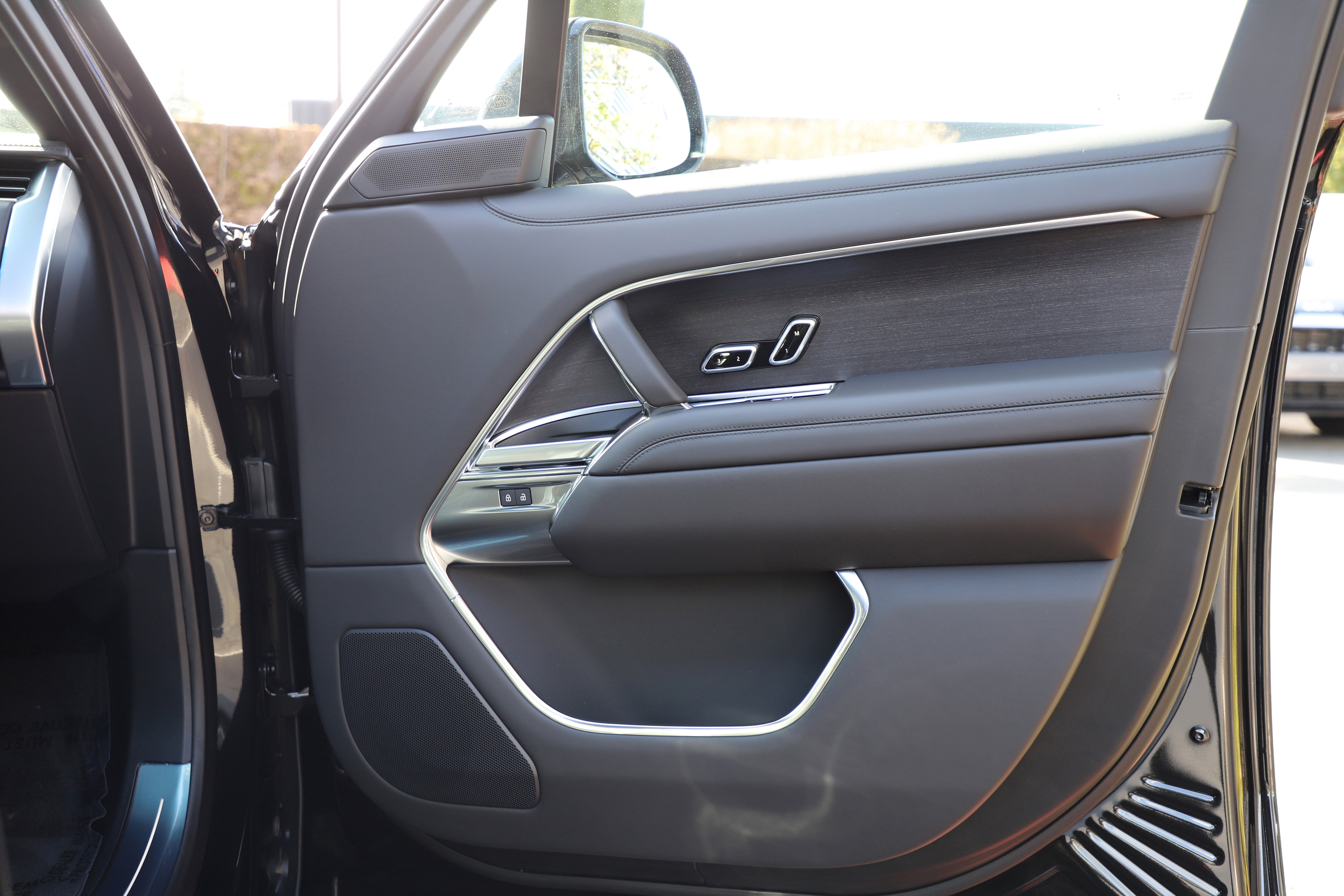 New 2026 Land Rover Range Rover Long Wheelbase SE AWD/4WD image 9