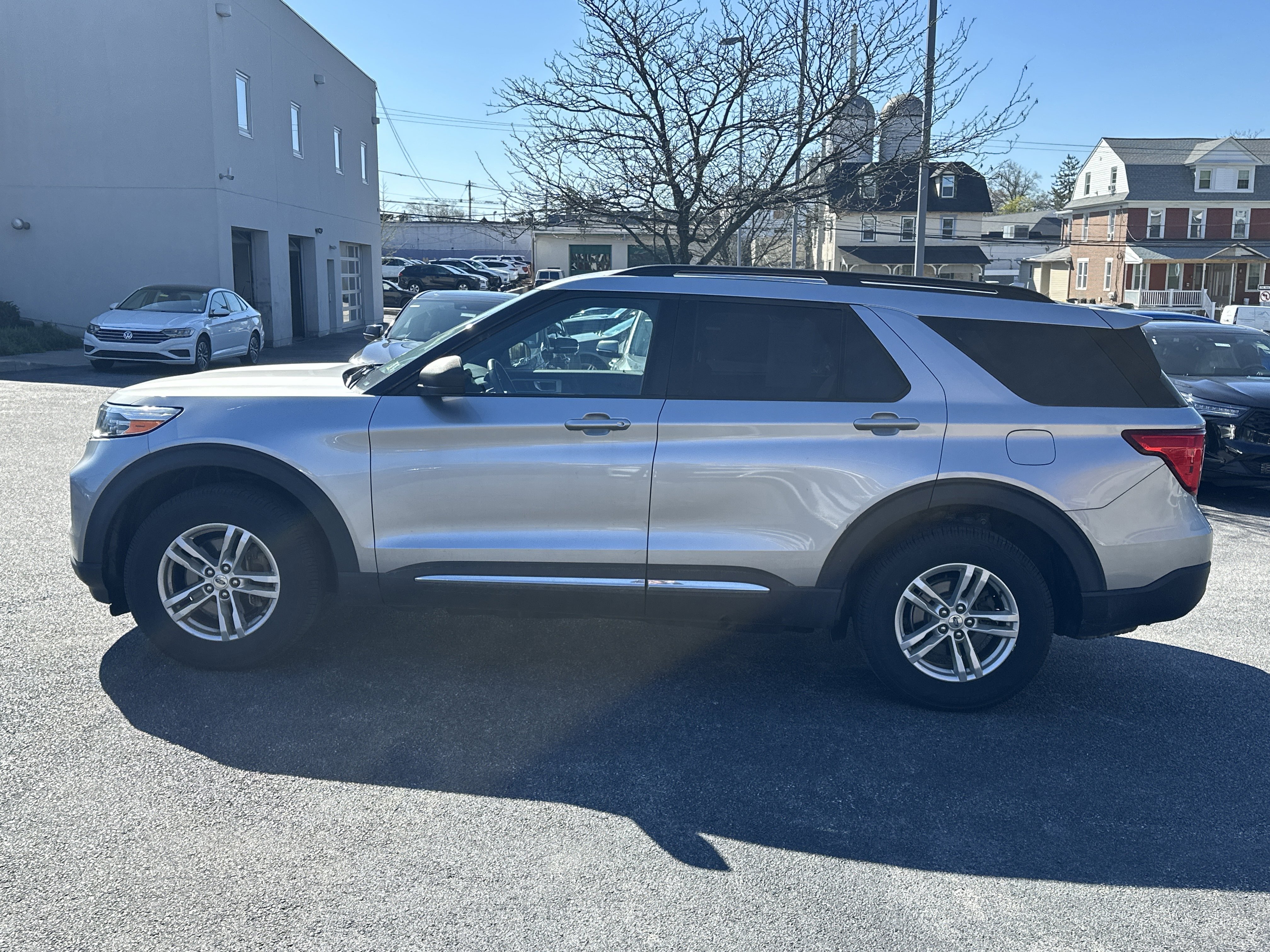 Used 2020 Ford Explorer XLT w/ Comfort Package image 4