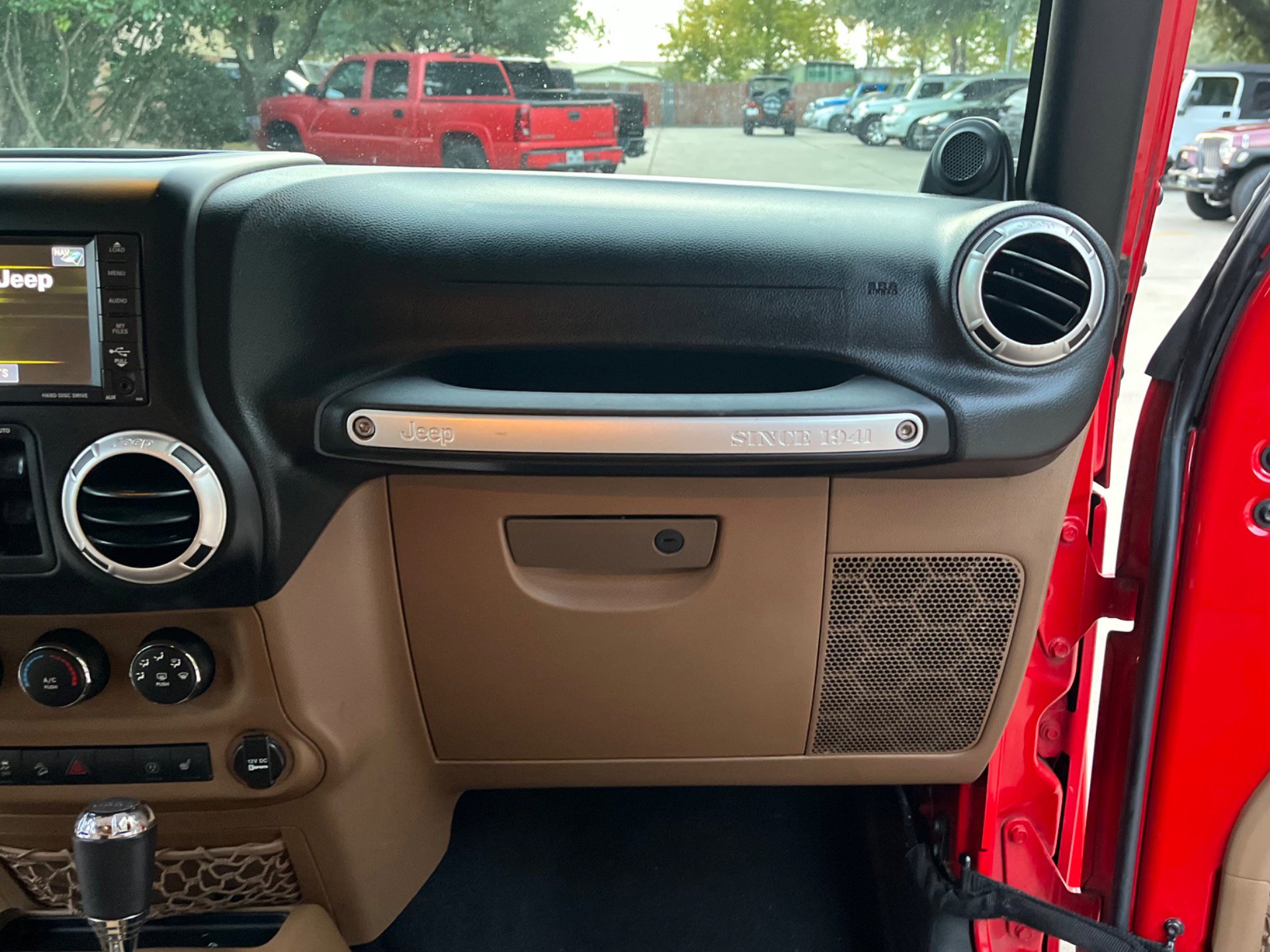 Used 2013 Jeep Wrangler Unlimited Rubicon image 29