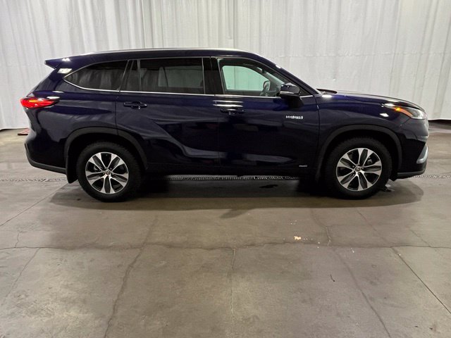 Used 2021 Toyota Highlander XLE AWD/4WD image 2