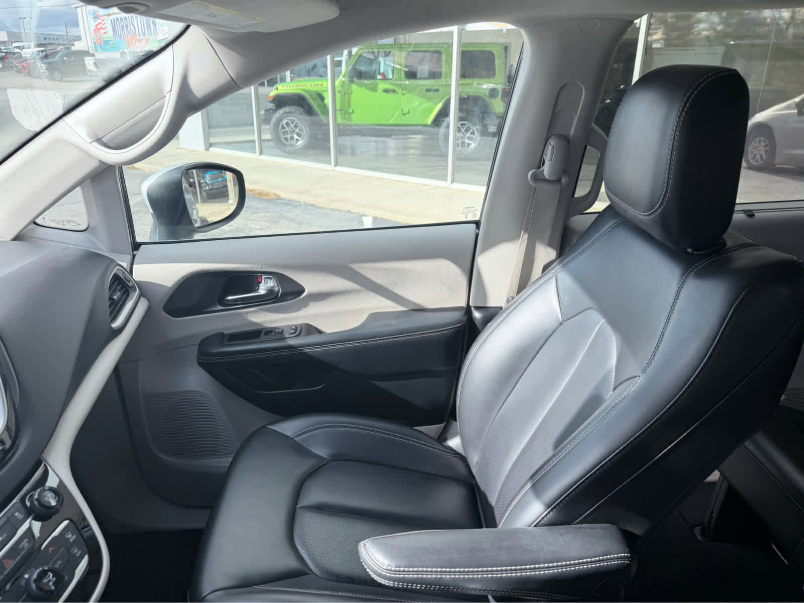 Used 2023 Chrysler Pacifica Touring-L image 30