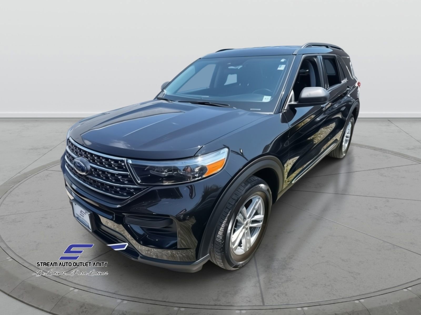 Used 2022 Ford Explorer XLT image 2