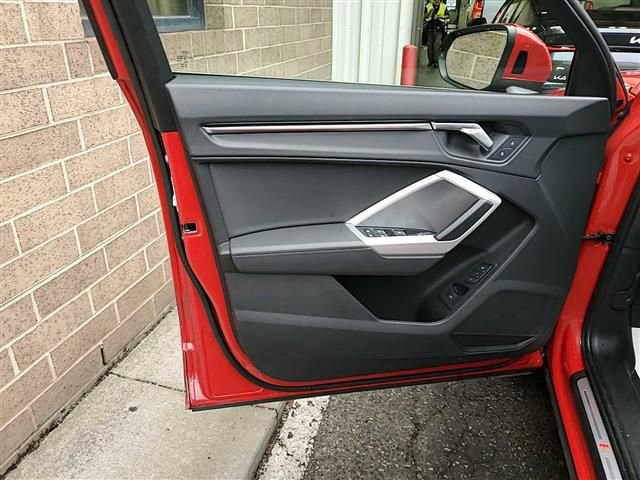 Used 2024 Audi Q3 2.0T Premium image 3