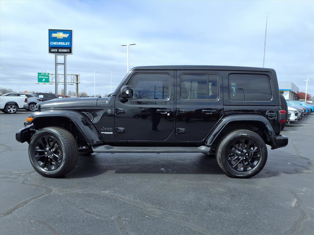 Used 2022 Jeep Wrangler Unlimited Sahara AWD/4WD image 32