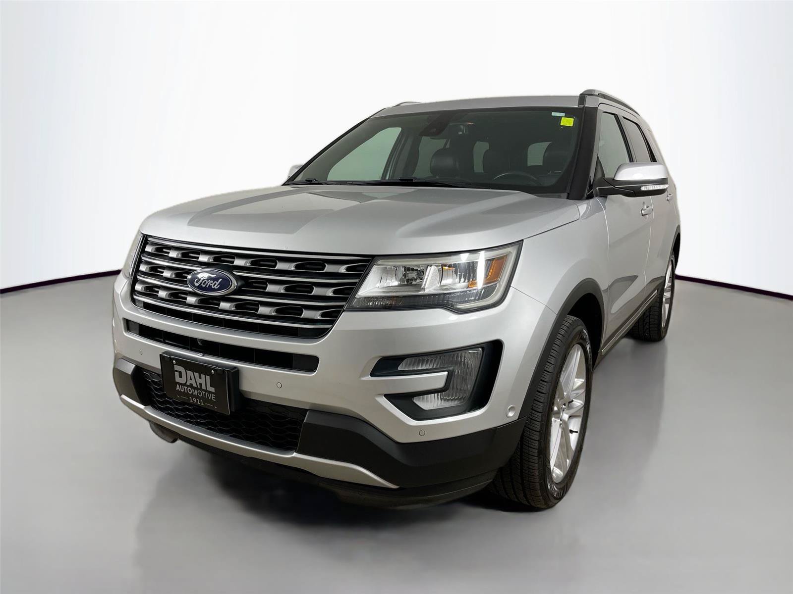 Used 2017 Ford Explorer Limited w/ Equipment Group 301A AWD/4WD image 4