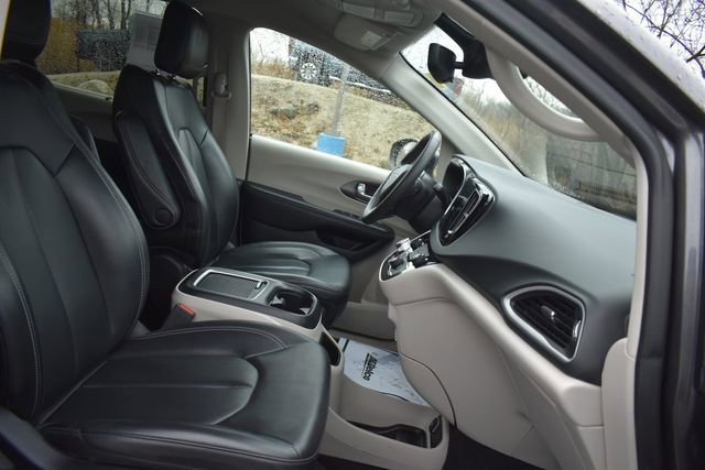 Used 2023 Chrysler Pacifica Touring-L image 12