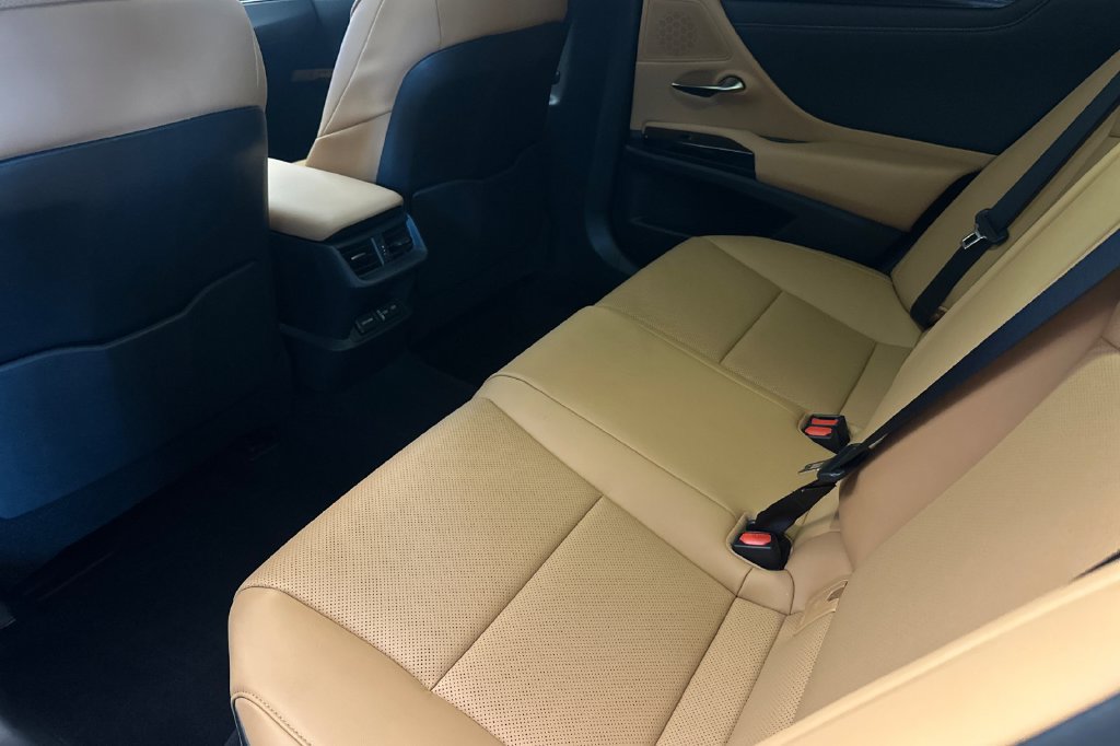 Used 2025 Lexus ES 350 w/ Accessory Package (Z1) FWD image 12