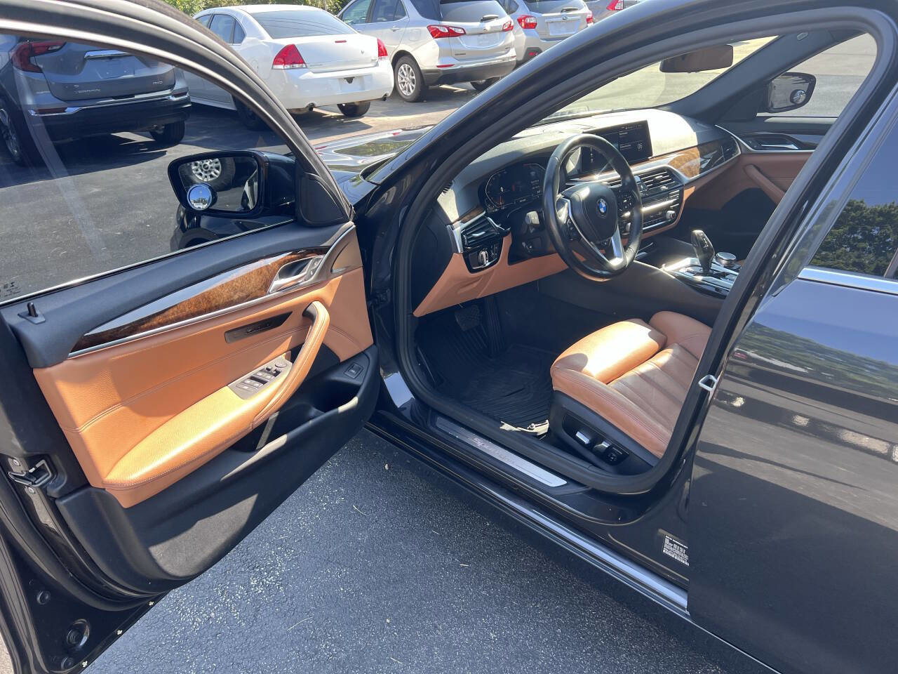 Used 2020 BMW 530i xDrive w/ Premium Package image 9