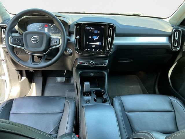 Used 2022 Volvo XC40 T5 Momentum AWD/4WD image 11