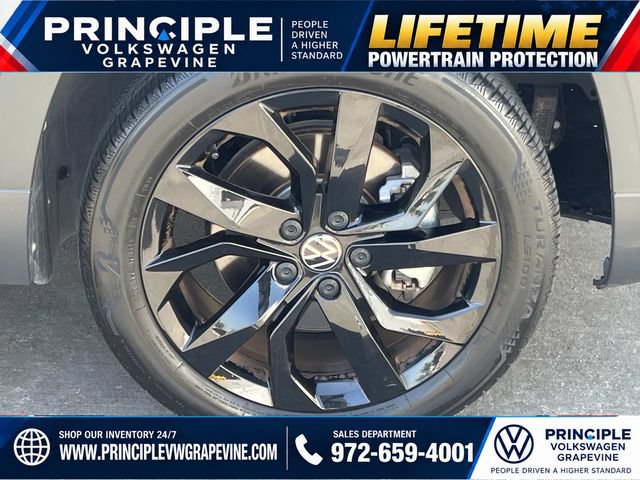 Used 2023 Volkswagen Taos SE w/ Panoramic Sunroof Package FWD image 3
