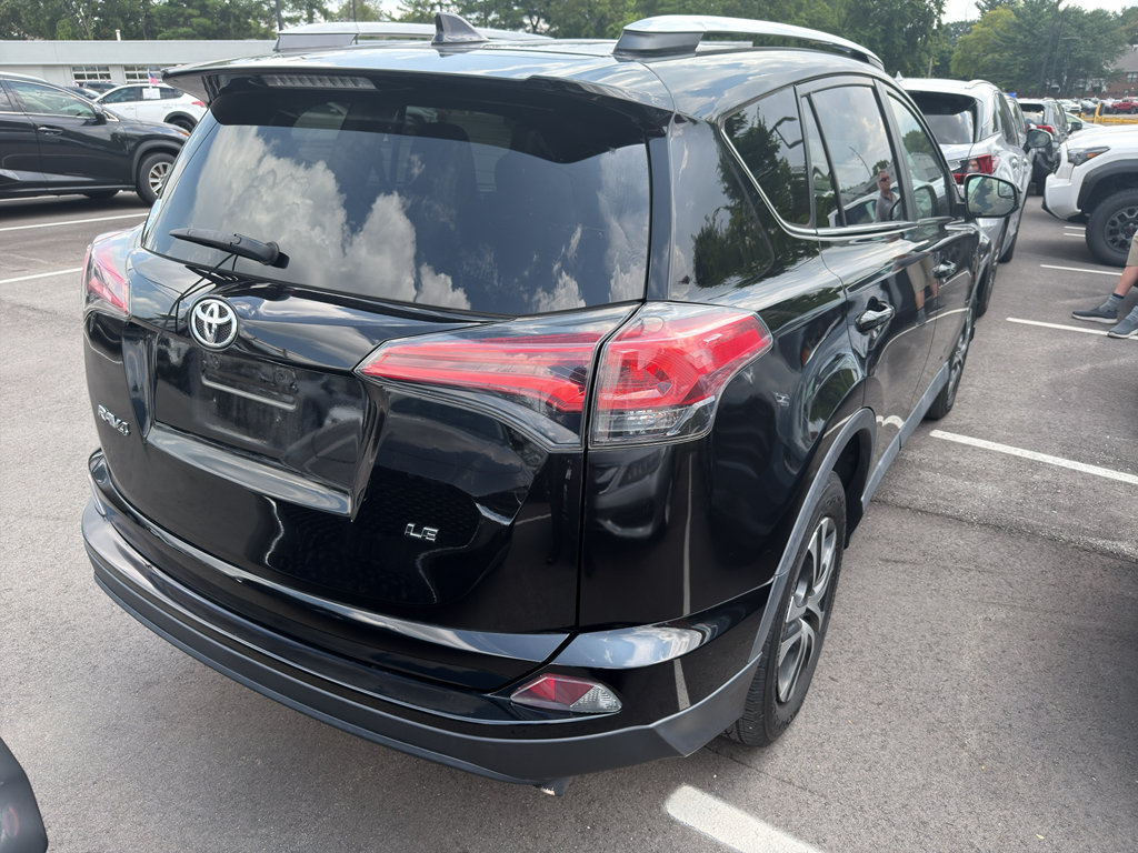 Used 2018 Toyota RAV4 LE FWD image 4