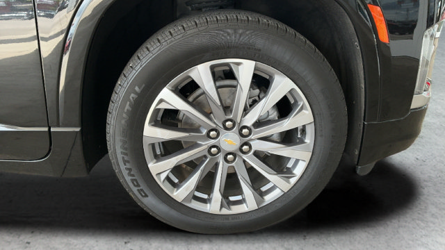 Used 2023 Chevrolet Traverse Premier FWD image 27