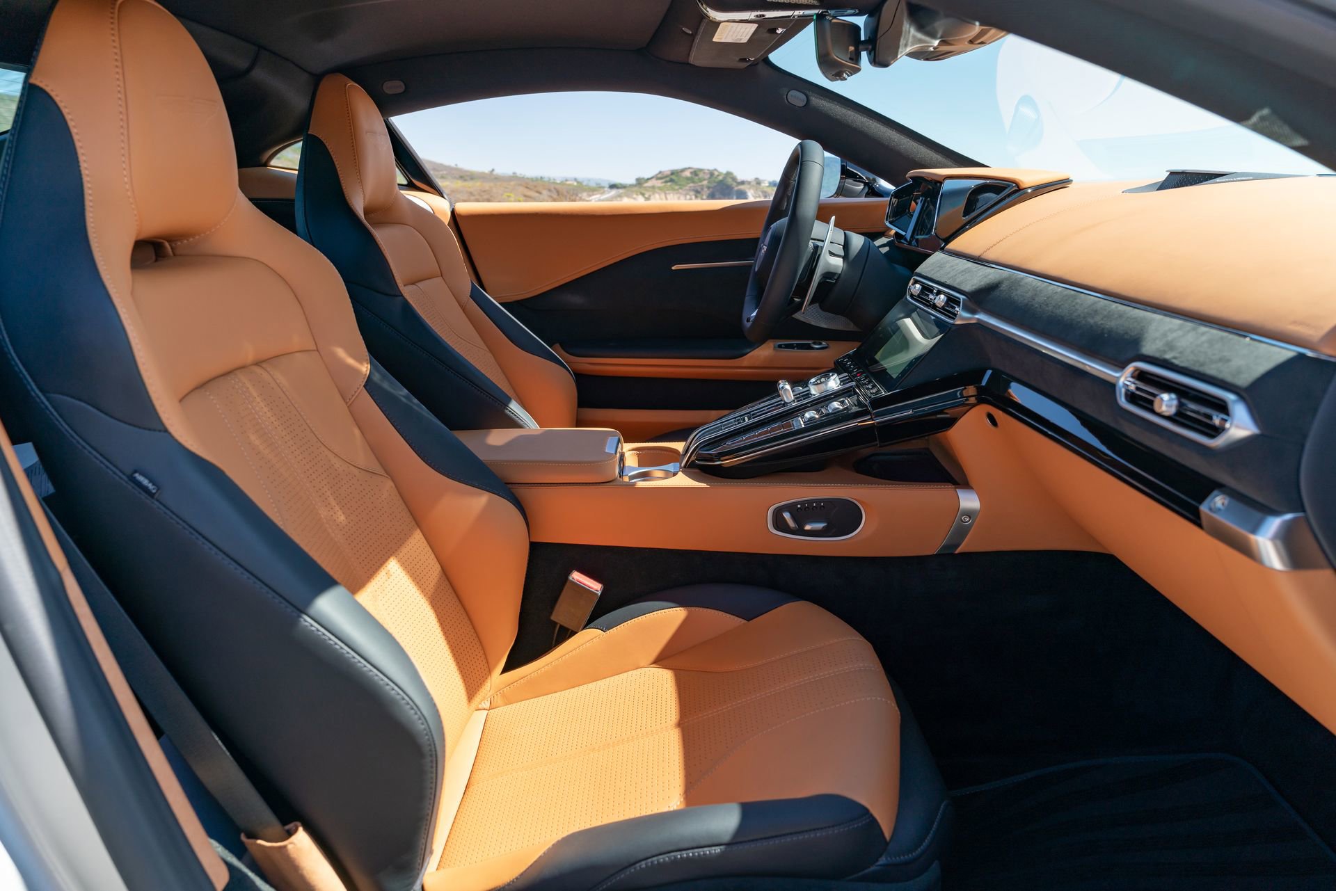 Used 2025 Aston Martin V8 Vantage Coupe RWD image 16