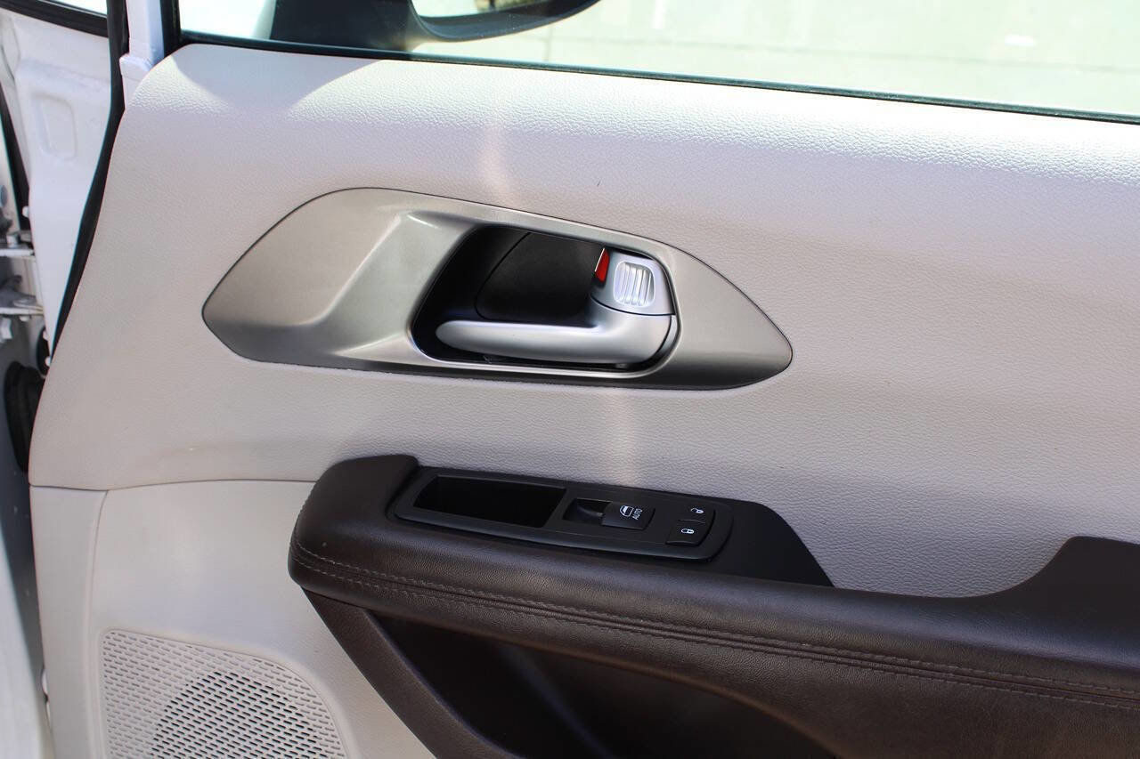 Used 2017 Chrysler Pacifica Touring Plus w/ Tire & Wheel Group image 66