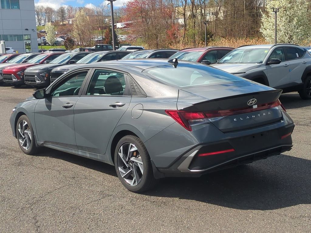 Certified 2025 Hyundai Elantra Sport FWD image 5