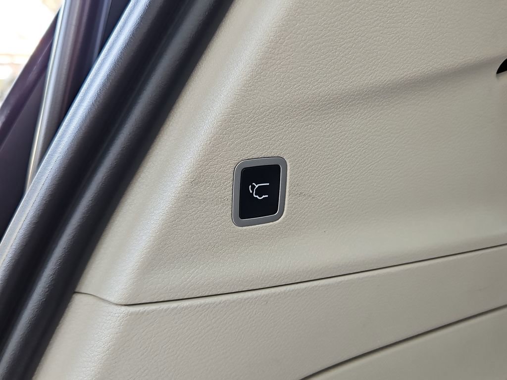 Used 2023 Chrysler Voyager LX image 32