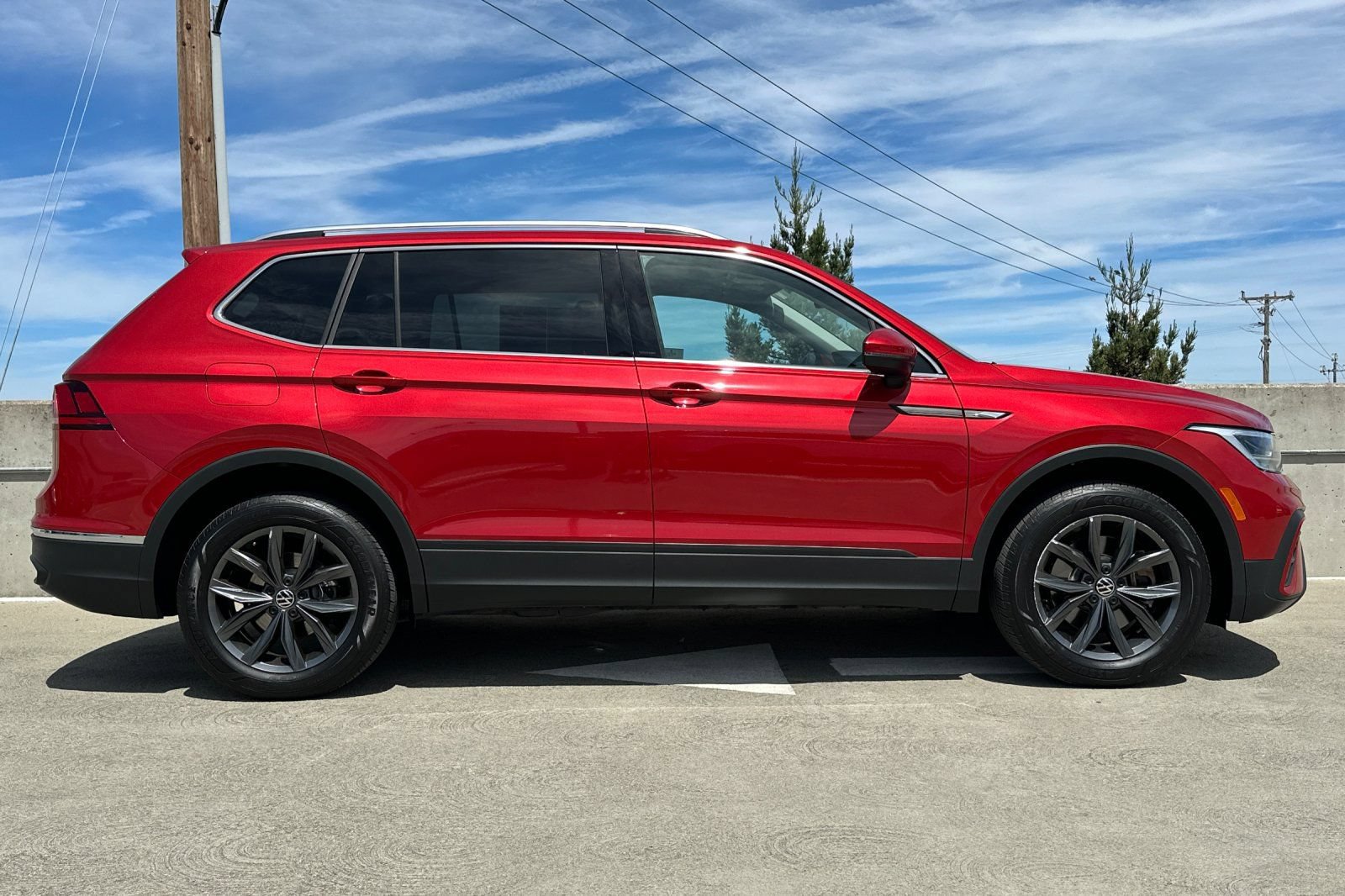 Used 2023 Volkswagen Tiguan SE FWD image 3