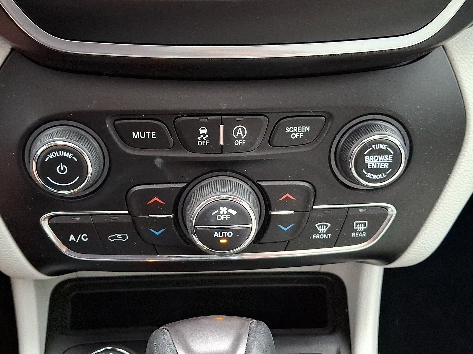 Used 2021 Jeep Cherokee Latitude Lux w/ Sun & Sound Group AWD/4WD image 16