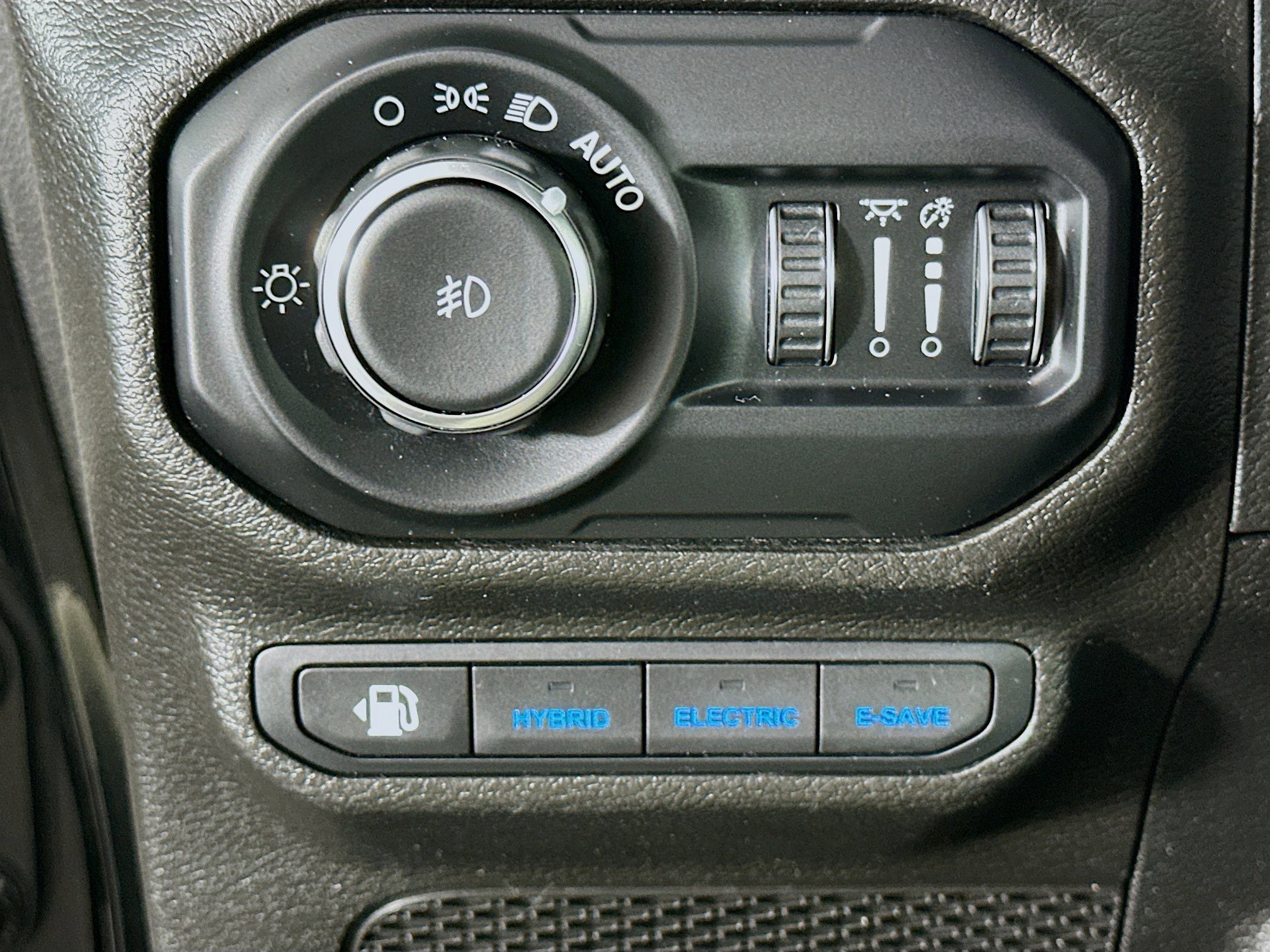 Used 2022 Jeep Wrangler Unlimited Sahara w/ Cold Weather Group AWD/4WD image 16