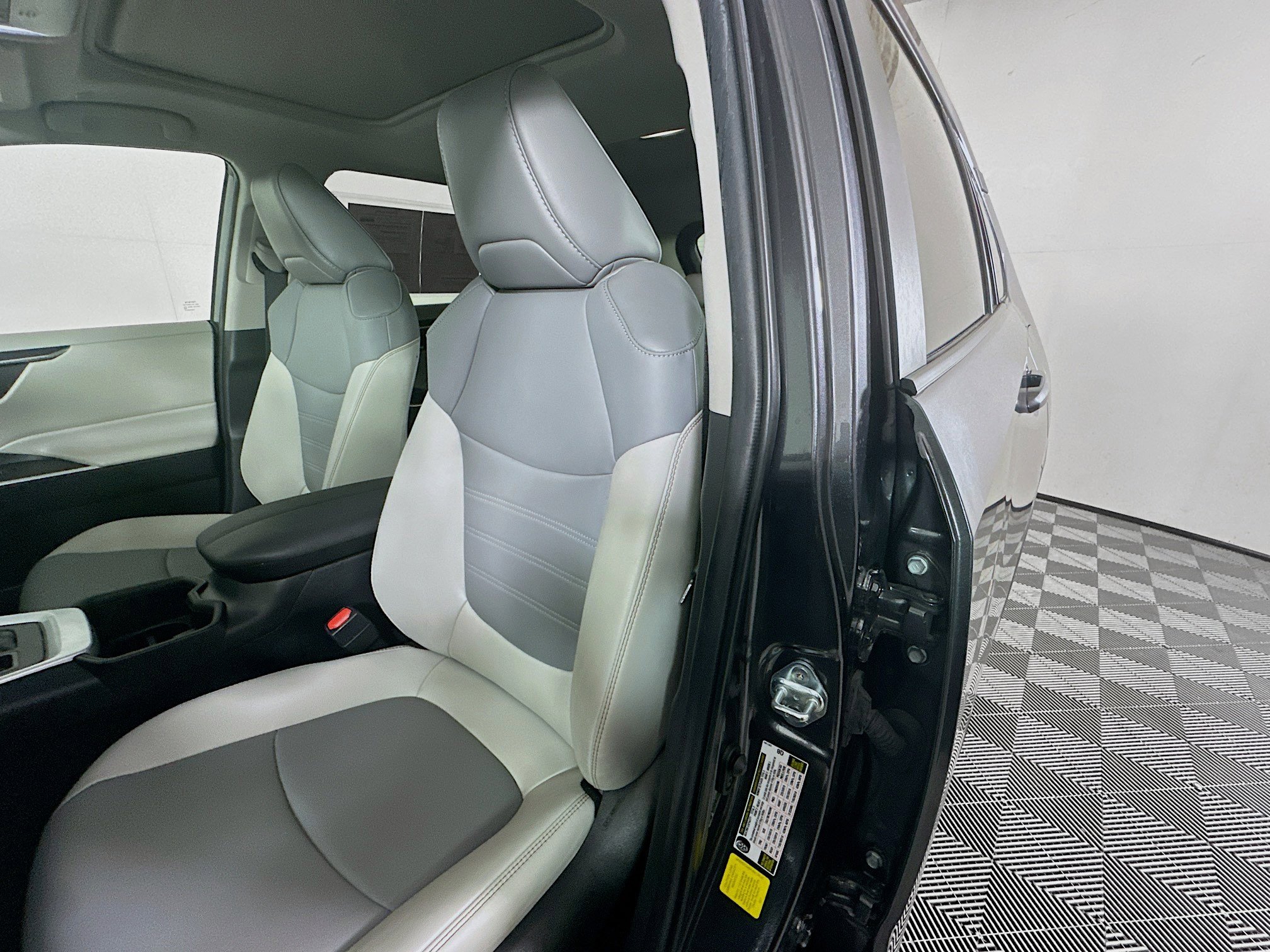 Used 2023 Toyota RAV4 XLE Premium image 12